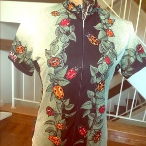 Cycling shirt with 3 pockets in back of shirt